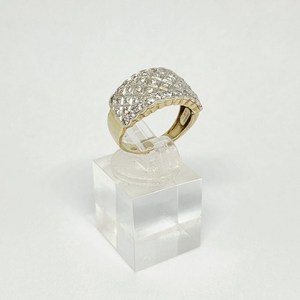 anello oro giallo 18k con pietre centrali su sfondo bianco