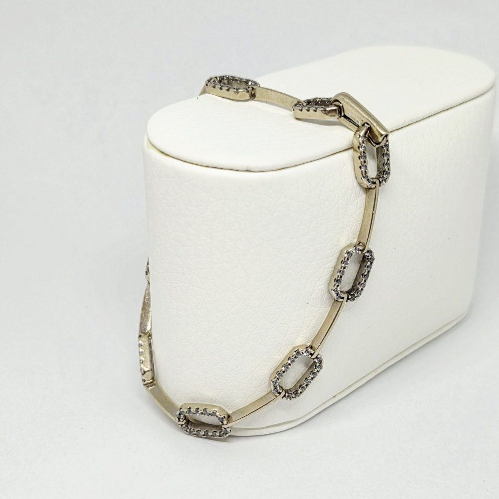 bracciale oro bianco 18k con pietrine su sfondo bianco