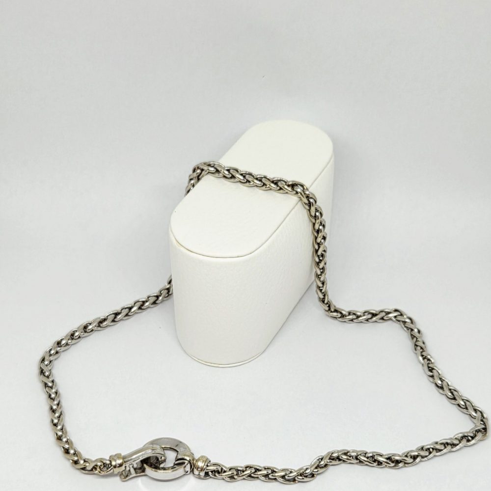 collana oro bianco 18k su sfondo bianco