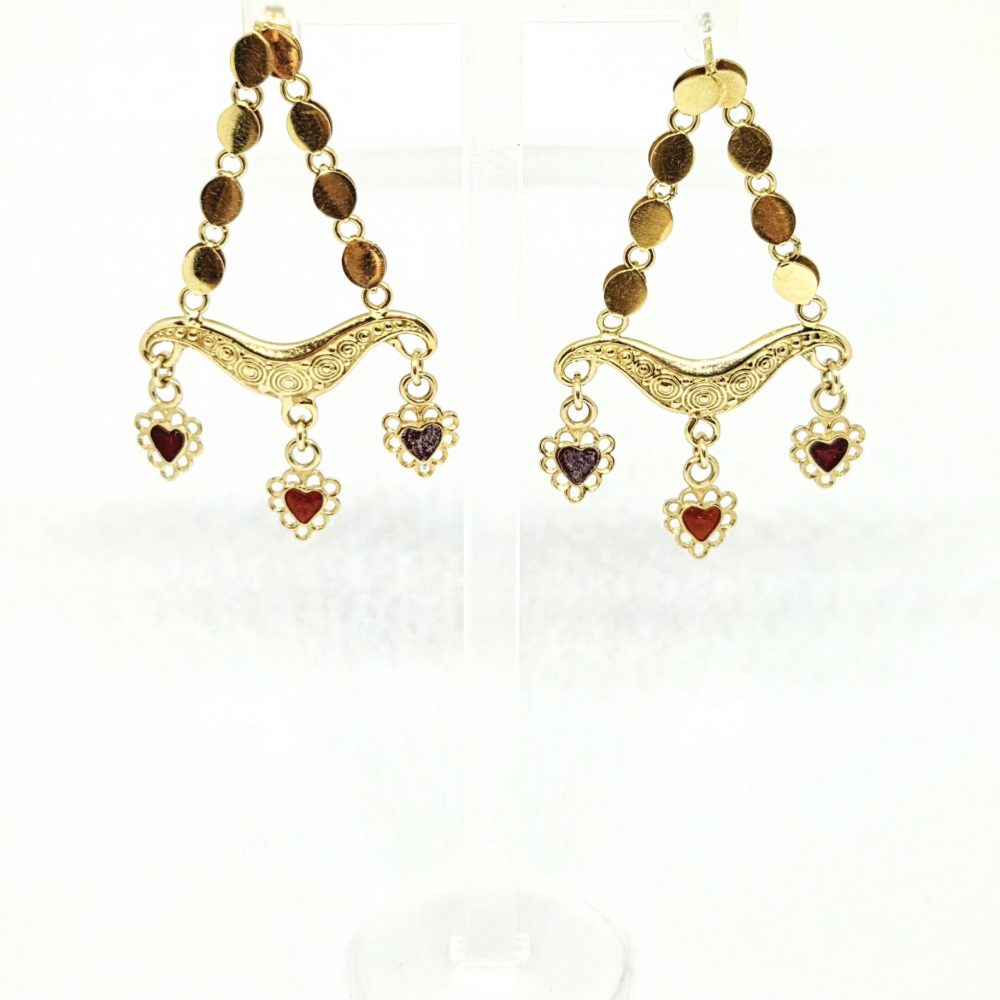 orecchini pendenti a forma triangolare oro giallo 18k con pietrine rosse e blu su sfondo bianco