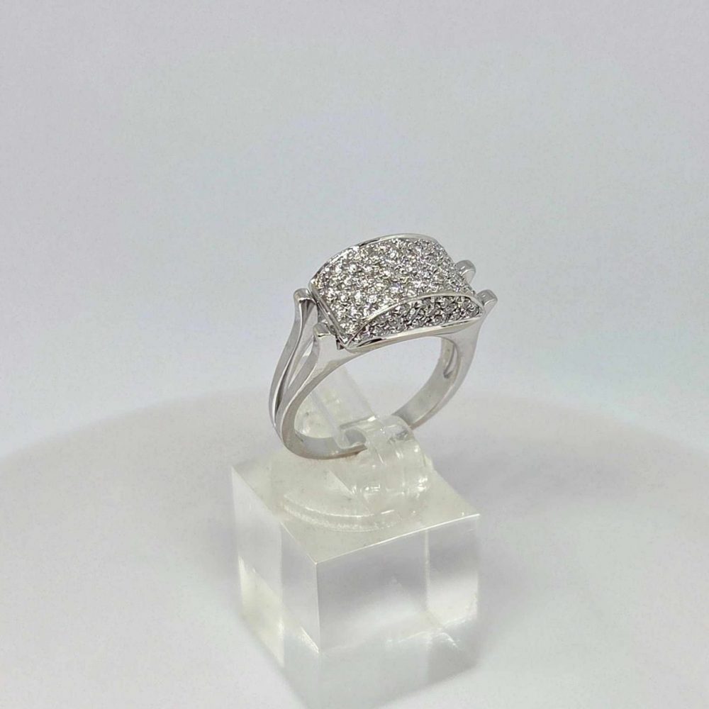anello oro bianco 18k con diamanti su sfondo bainco