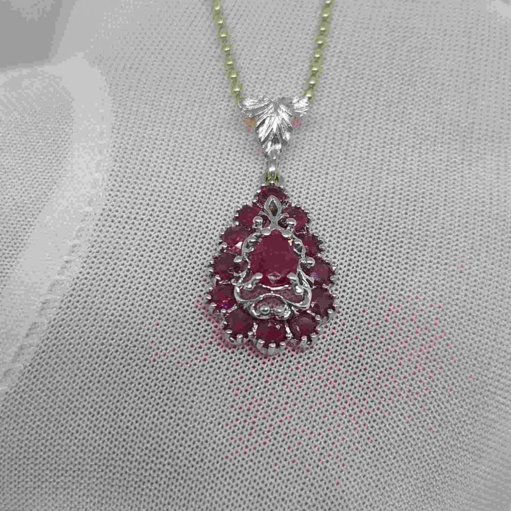 collana oro bianco 18k più ciondolo a forma di goccia oro bianco 18k con pietre rosse