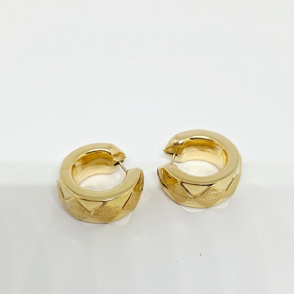 Orecchini oro giallo 18k ad anello con lavorazione su sfondo bianco