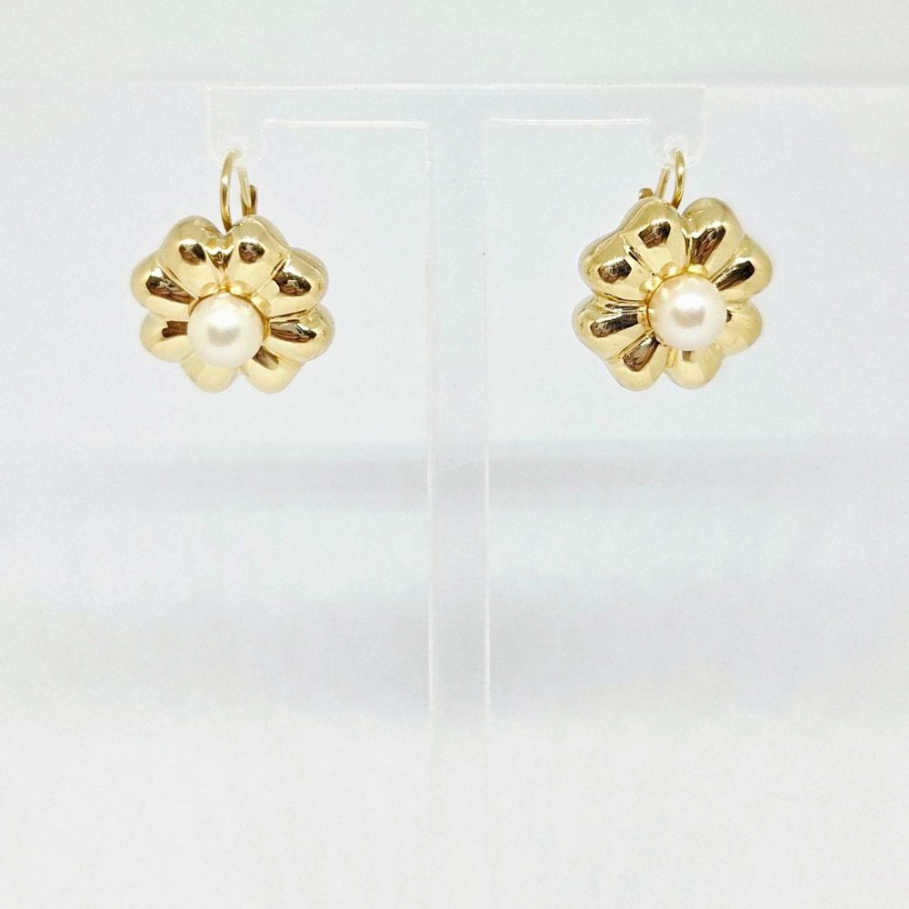 Orecchini pendenti oro giallo 18k a forma di fiore con perla centrale, su sfondo bianco